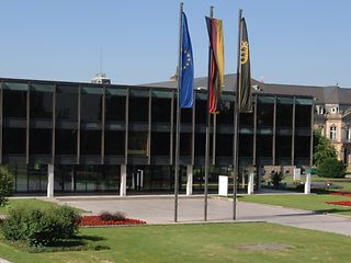 Außenansicht des Landtagsgebäudes mit den Flaggen der Europäischen Union, der Bundesrepublik Deutschland und des Landes Baden-Württemberg