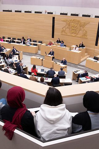 Personen auf der Besuchertribüne des Plenarsaals