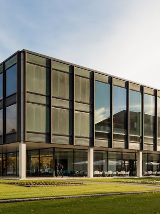 Außenansicht des Haus des Landtags mit Bäumen mit bunten Blättern