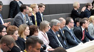 Personen auf der Besuchertribüne im Plenarsaal