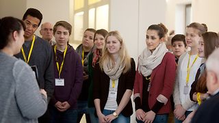 Jugendliche bei einer Besucherführung