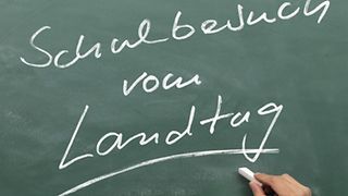 Kreidetafel mit dem Text: Schulbesuch vom Landtag