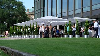 Außenansicht der Terrasse des Landtagsrestaurants mit Gästen