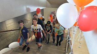 Kinder auf der Treppe zur Lobby im Haus des Landtags