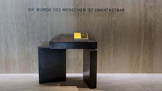 Stele mit dem Gedenkbuch im Bürger- und Medienzentrum