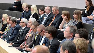 Personen auf der Besuchertribüne im Plenarsaal