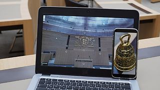 Notebookmonitor zeigt den Plenarsaal