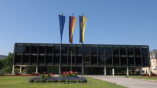 Das beflaggte Landtagsgebäude von außen