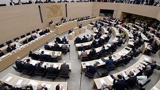 Blick in den vollbesetzten Plenarsaal von oben