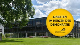 Außenansicht des Landtagsgebäudes mit Text "Arbeiten im Herzen der Demokratie"