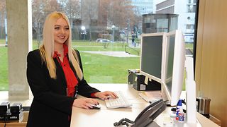 Mitarbeiterin am Schreibtisch