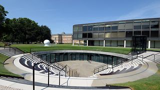 Agora des Bürger- und Medienzentrums vor dem Landtagsgebäude