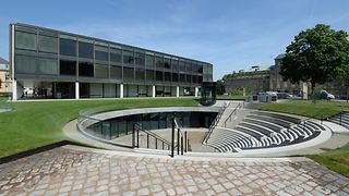 Agora des Bürger- und Medienzentrums vor dem Landtagsgebäude