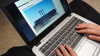 Hände tippen auf einem Notebook