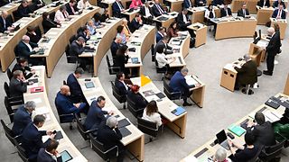 Blick in den vollbesetzten Plenarsaal von oben