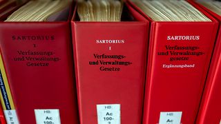 Ordner mit der Aufschrift Verfassungs- und Verwaltungsgesetze