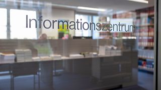 Blick in die Landtagsbibliothek durch eine Glasscheibe mit der Aufschrift "Informationszentrum"