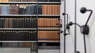 Regale mit Büchern und Kompaktusanlage