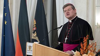 Erzbischof Burger hält eine Rede