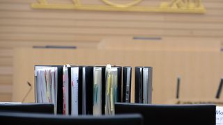 Aktenordner auf einem Tisch im Plenarsaal