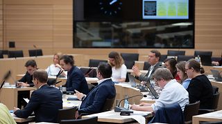 Mitglieder einer Enquetekommission im Plenarsaal