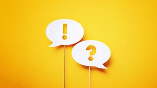 Das Gesicht eines Mädchens vor einer Kreidetafel mit aufgemalten Fragezeichen