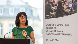 Landtagspräsidentin Aras bei ihrer Rede auf dem Podium