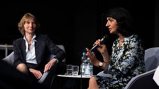 Landtagspräsidentin Aras im Gespräch mit einer Moderatorin