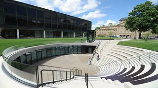 Außenansicht des Landtagsgebäudes mit Agora