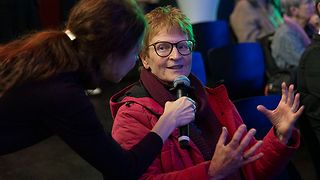 Die Moderatorin spricht mit einer Zuschauerin