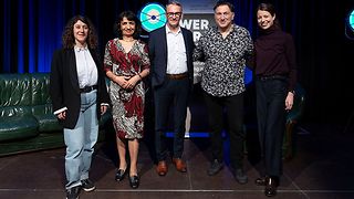 Lesung im Schlachthof (v. li.): Lena Gorelik, Landtagspräsidentin Muhterem Aras, OB Markus Ibert, Murat Coskun und Moderatorin Nicole Köster