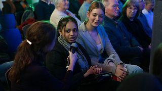 Die Moderatorin spricht mit einer Zuschauerin