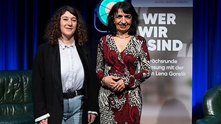 Lena Gorelik und Landtagspräsidentin Muhterem Aras