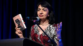 Muhterem Aras hält Lena Goreliks Buch in Händen