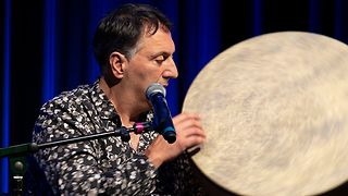Musiker mit Trommel