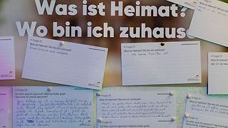 Pinnwand mit Postkarten