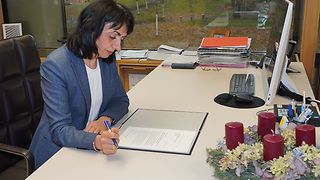 Aras unterschreibt Brief