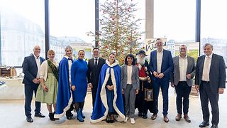 Heiko Stieringer, Bürgermeister von Höfen a. d. Enz, (li.), Marco Gauger (2. v. re.), Bürgermeister von Bad Wildbad, und Sabine Zenker (4. v. li.), Bürgermeisterin von Enzklösterle, übergeben den Weihnachtsbaum offiziell an Landtagspräsidentin Muhterem Aras (5. v. re.)