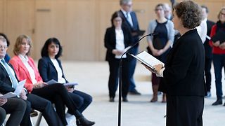 Arngard Uta Engelmann am Mikrofon