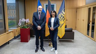 Der neue Generalkonsul der Ukraine in München, Yurii Nykytiuk und Landtagspräsidentin Muhterem Aras vor den Flaggen