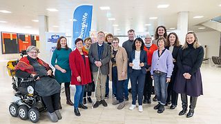 Gruppenfoto mit der Landesarbeitsgemeinschaft Selbsthilfe behinderter Menschen Baden-Württemberg e. V. und Landtagspräsidentin Muhterem Aras