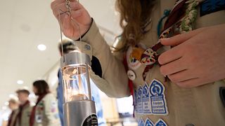 Das Friedenslicht leuchtet im Landtag