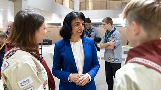 Landtagspräsidentin Muhterem Aras im Gespräch mit Pfadfindern
