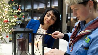 Das Friedenslicht wird entzündet