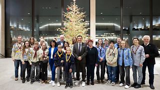 Gruppenbild vor dem Weihnachtsbaum