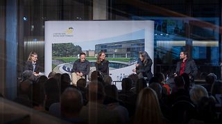 Podiumsdiskussion auf der Bühne