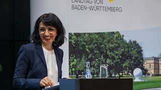 Landtagspräsidentin Aras am Rednerpult