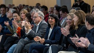 Die Gäste applaudieren