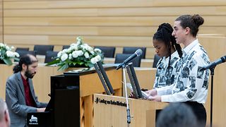 Jugendliche performen "Wir: Gestern, heute, morgen"