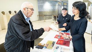 Aras am Infostand im Foyer